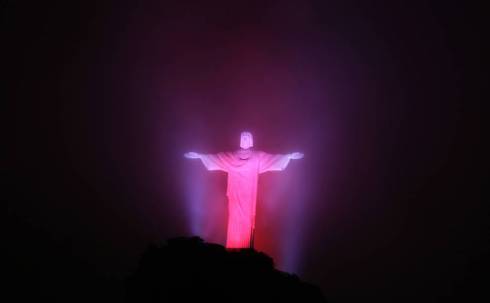 No Rio de Janeiro, monumentos como o Cristo Redentor foram iluminados em vermelho, em alusão ao Dia Mundial de Luta Contra a Aids