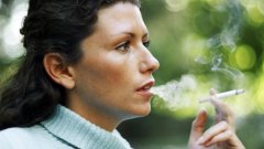 mulher-fumando-cigarro-cancer-mama-size-598